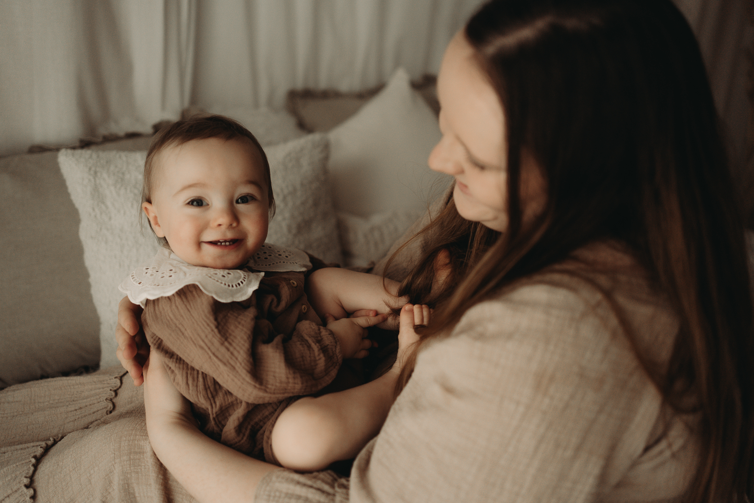 babyfotograf-mama-kind-bilder-baby-mit-Mama-motherhood-mommy-and-me-aalen-ellwangen-schwäbisch-gmünd-heidenheim