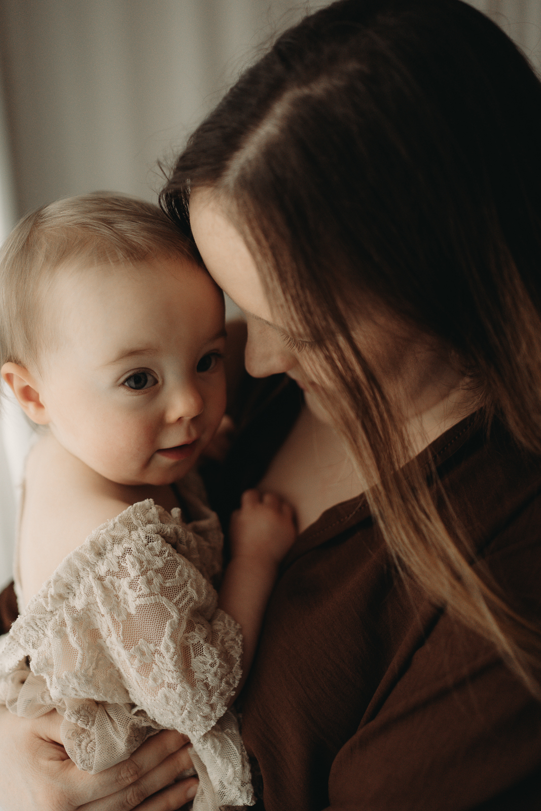 babyfotograf-mama-kind-bilder-baby-mit-Mama-motherhood-mommy-and-me-aalen-ellwangen-schwäbisch-gmünd-heidenheim