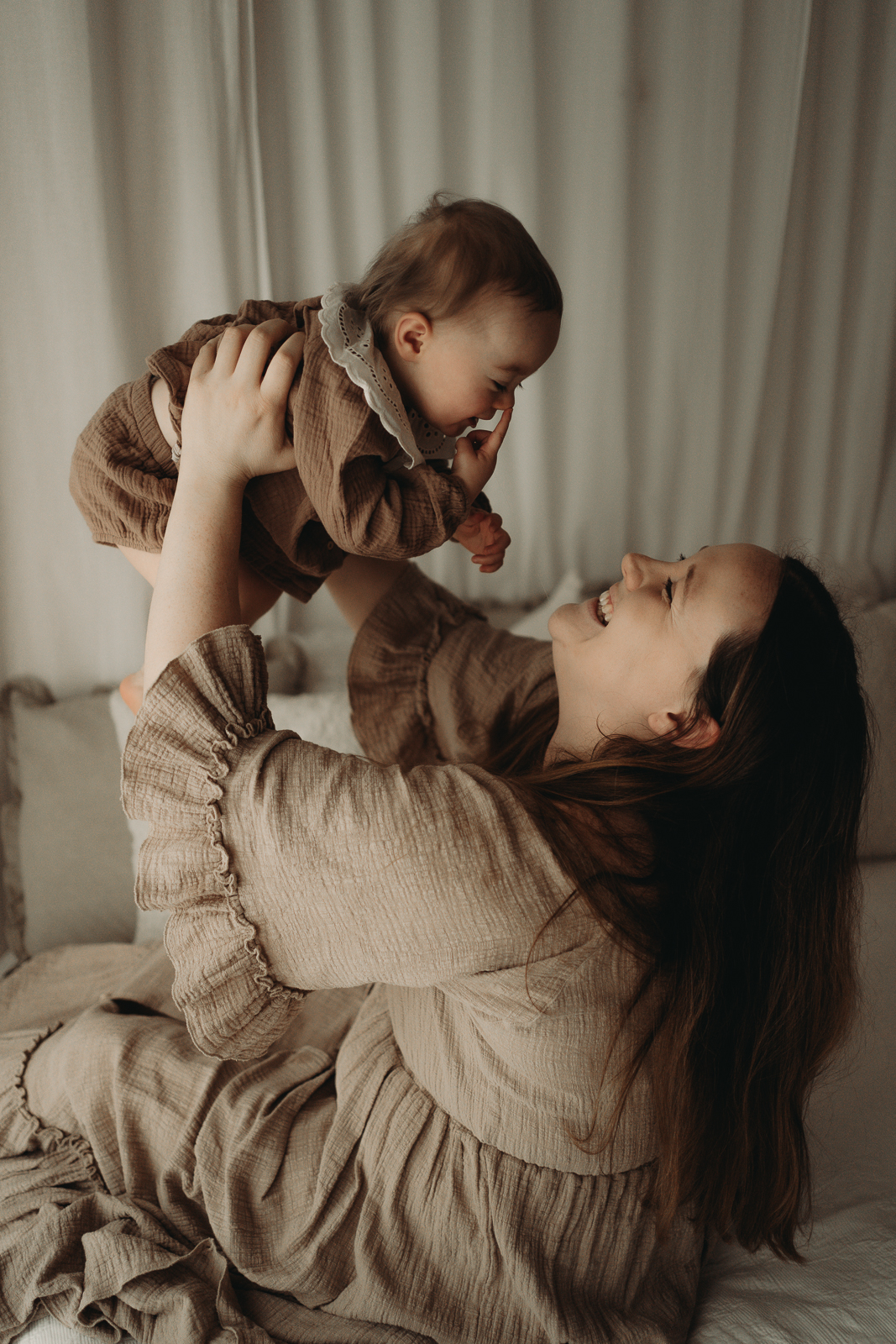 babyfotograf-mama-kind-bilder-baby-mit-Mama-motherhood-mommy-and-me-aalen-ellwangen-schwäbisch-gmünd-heidenheim